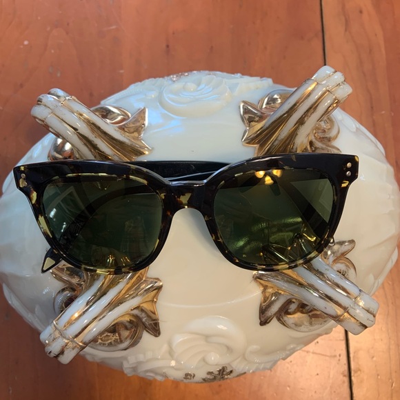 Victoria Beckham Tortoise Shell Sunglasses - Picture 2 of 3